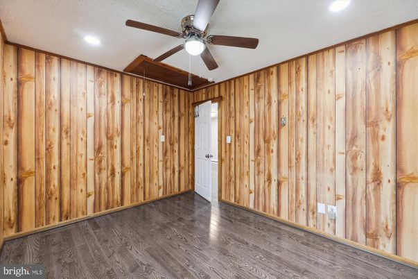 Empty room, Interior, Recessed Lighting, Wood Texture Flooring, Wooden Walls