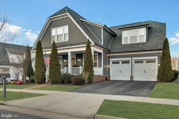 Attached, Exterior, Facade, American Craftsman