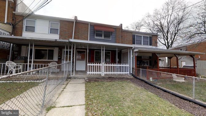 Exterior, Facade, Brick Facade, American Foursquare