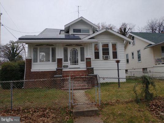 Exterior, Facade, Solar Panels, American Craftsman