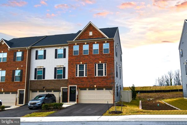 Attached, Exterior, Facade, Brick Facade, Georgian