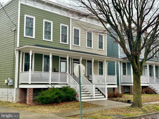 Exterior, Facade, American Foursquare
