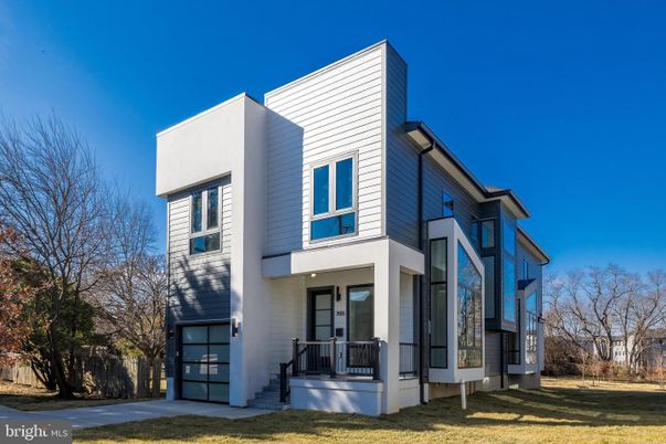 Attached, Exterior, Facade, Modern