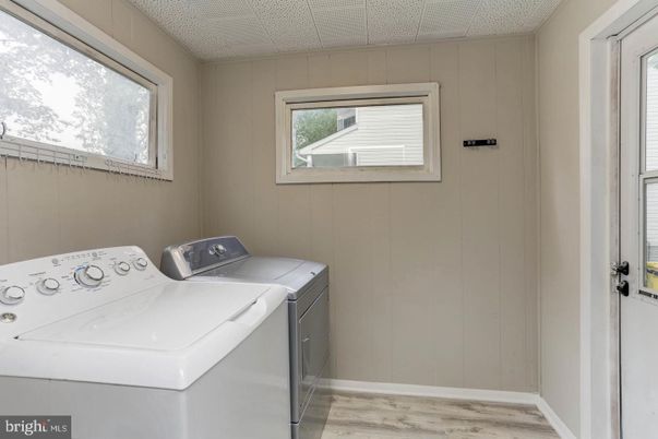 Interior, Washer, Wood Texture Flooring
