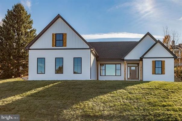 Backyard, Exterior, Facade, Farmhouse