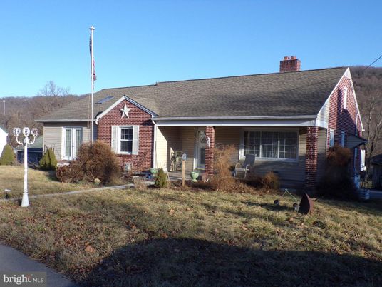 Exterior, Facade, Brick Facade, Cape Cod
