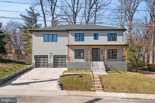 Attached, Exterior, Facade, Split Level