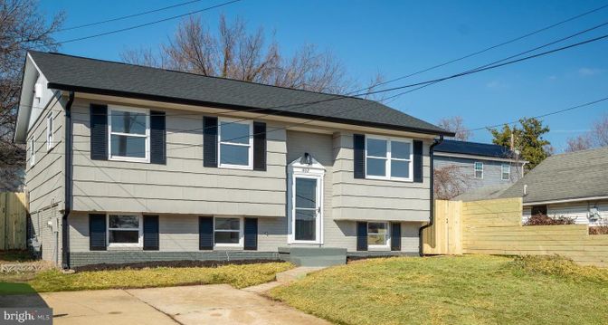 Exterior, Facade, Raised Ranch