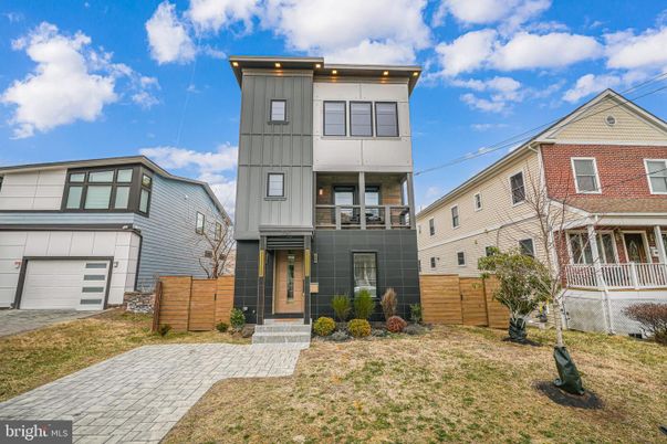 Attached, Exterior, Facade, Modern