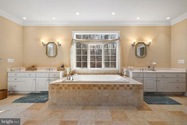 Bathroom, Dual Sink Vanities, Interior, Recessed Lighting
