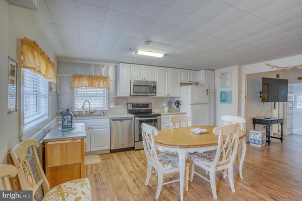 Dining room, Interior, Kitchen, Stainless Steel Appliances, Wood Texture Flooring
