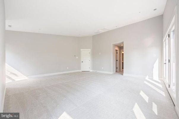 Empty room, Interior
