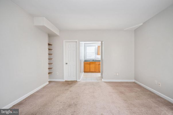 Empty room, Interior