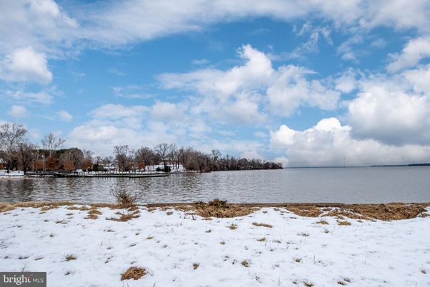 Exterior, Lake