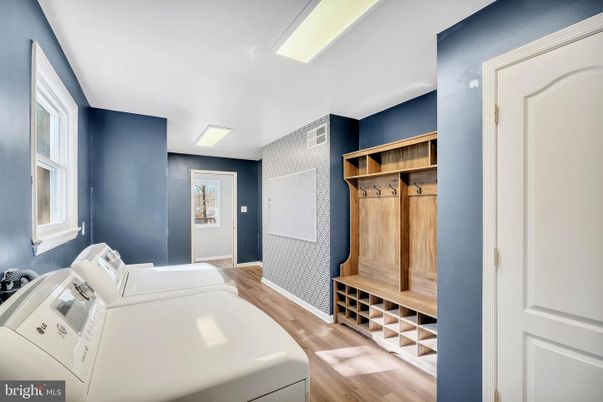 Interior, Washer, Wood Texture Flooring