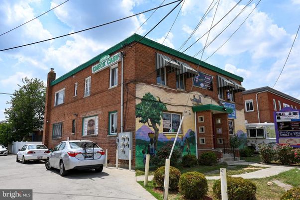 Exterior, Facade, Brick Facade, Rowhouse