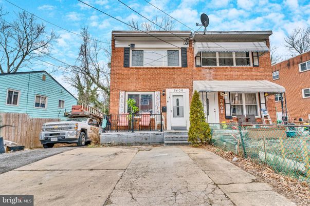 Exterior, Facade, Brick Facade, Rowhouse