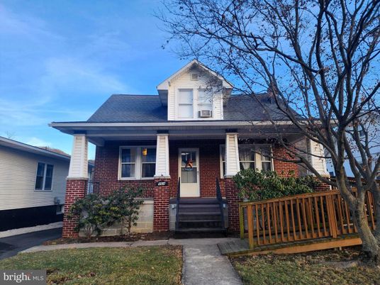 Exterior, Facade, Brick Facade, American Foursquare