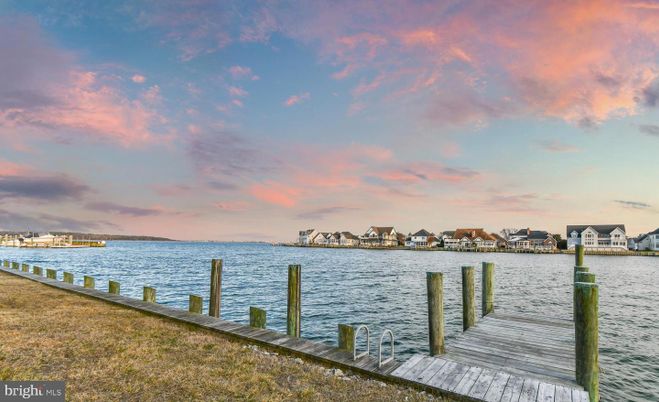 Exterior, Lake