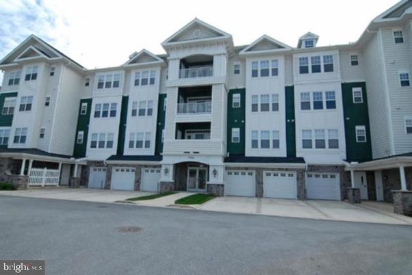 Attached, Exterior, Facade, Rowhouse