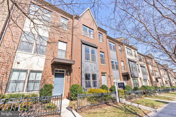 Exterior, Facade, Brick Facade, Rowhouse