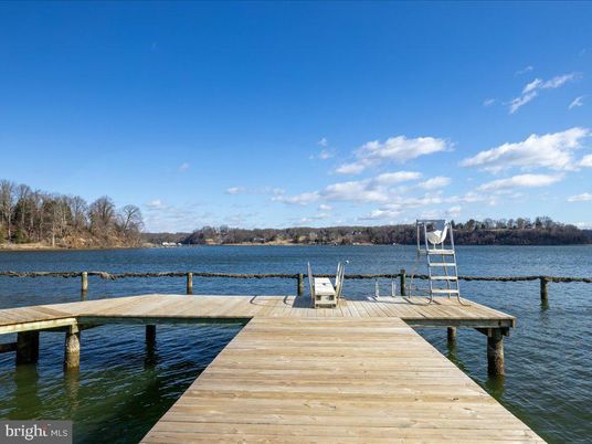 Exterior, Lake
