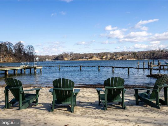 Exterior, Lake