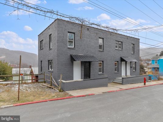 Exterior, Facade, Brick Facade, Rowhouse
