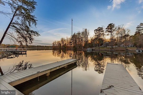 Exterior, Lake