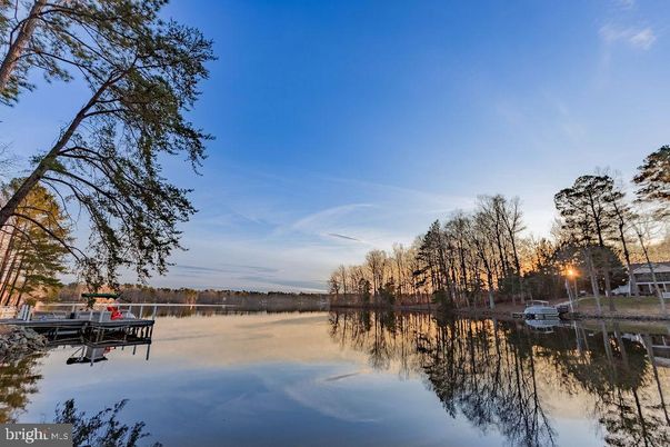 Exterior, Lake