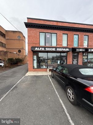 Exterior, Facade, Brick Facade, Rowhouse