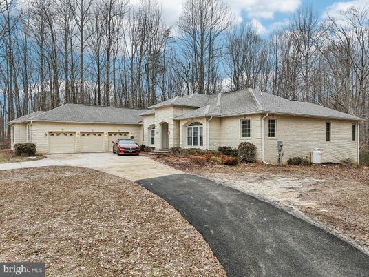Attached, Exterior, Facade, Ranch
