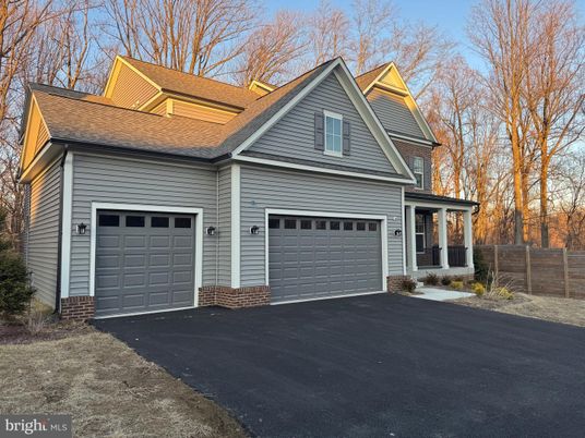 Attached, Exterior, Facade, Farmhouse