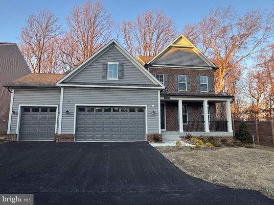 Attached, Exterior, Facade, Farmhouse