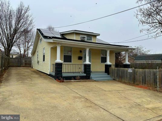 Exterior, Facade, Solar Panels, American Foursquare
