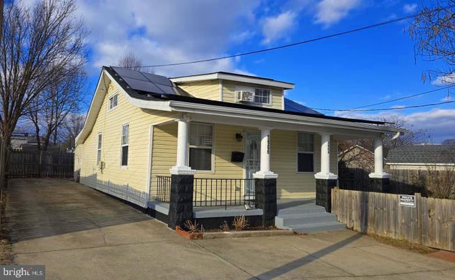 Exterior, Facade, Solar Panels, American Foursquare