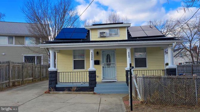 Exterior, Facade, Solar Panels, American Foursquare