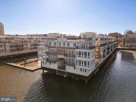 Exterior, Lake