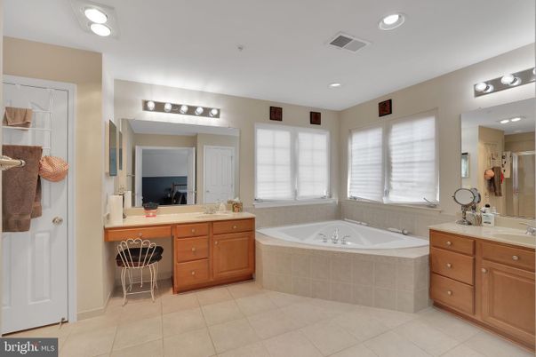 Bathroom, Dual Sink Vanities, Interior, Recessed Lighting