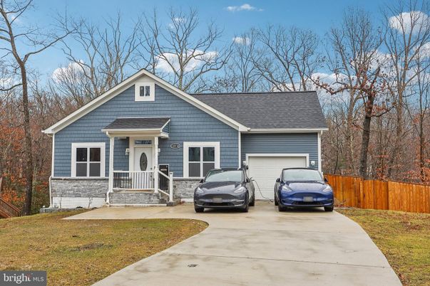 Attached, Exterior, Facade, Cape Cod