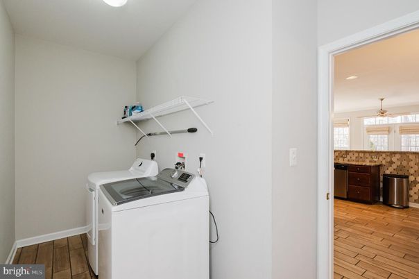 Interior, Recessed Lighting, Washer, Wood Texture Flooring