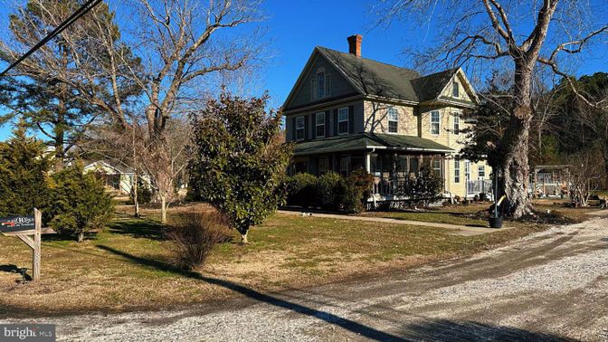 Backyard, Exterior, Facade, Queen Anne Victorian