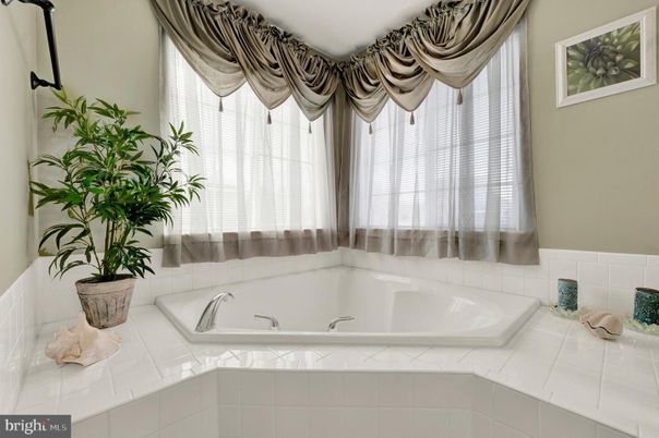 Bathroom, Interior, Tile Countertops