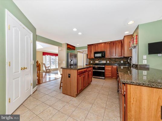 Dining room, Interior, Kitchen, Recessed Lighting, Stainless Steel Appliances