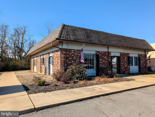 Exterior, Facade, Brick Facade, Cape Cod