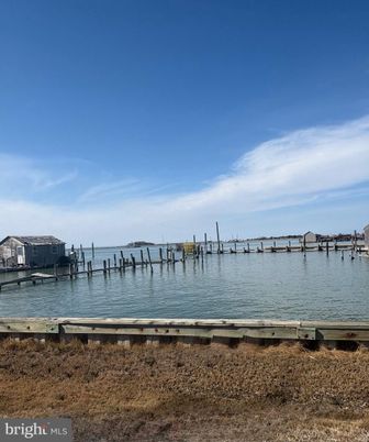 Exterior, Lake