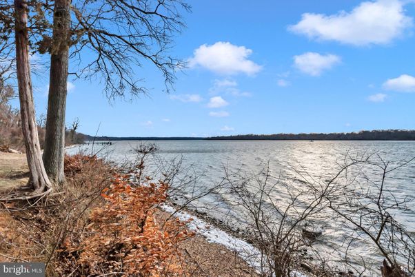 Exterior, Lake