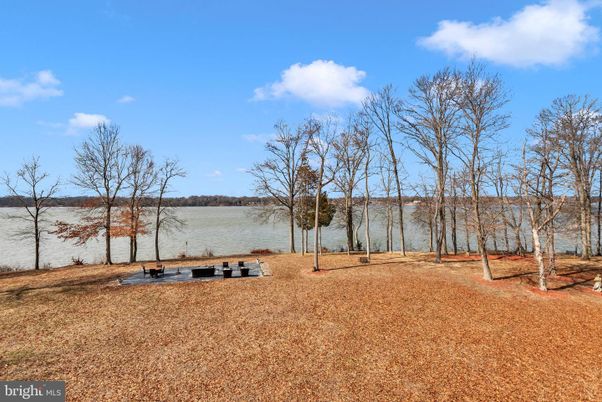 Exterior, Lake