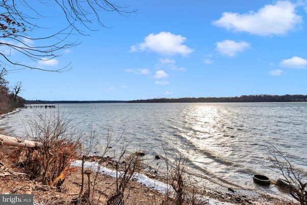 Exterior, Lake