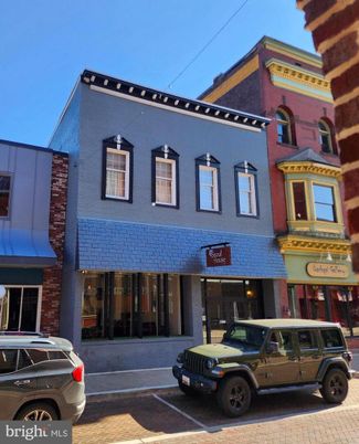 Exterior, Facade, Rowhouse